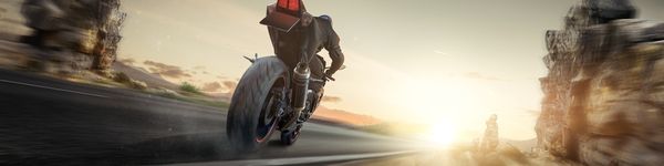 Bild eines Motorradfahrers auf einer Straße